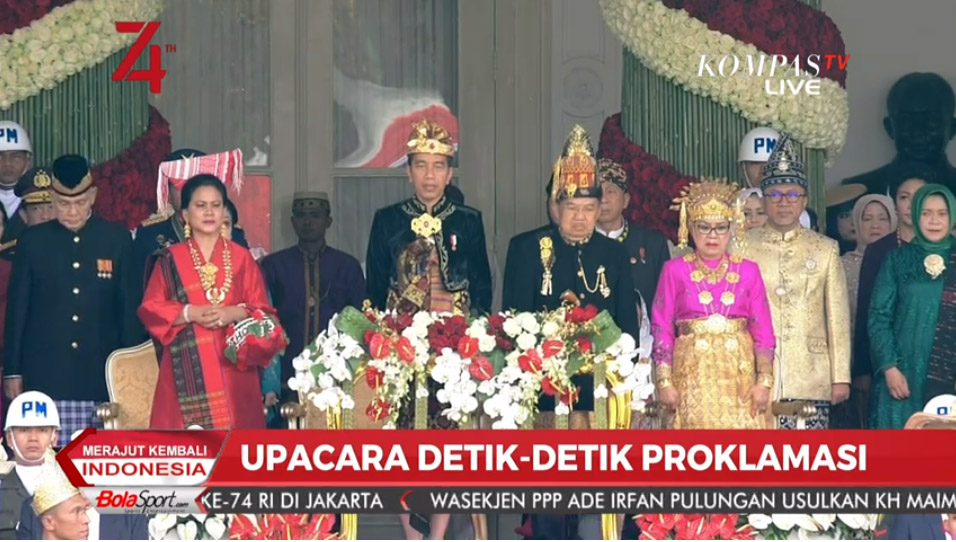 Kenakan Baju Adat Simalungun pada Upacara HUT ke-74 RI, Tas Tangan yang Dibawa Iriana Curi Perhatian