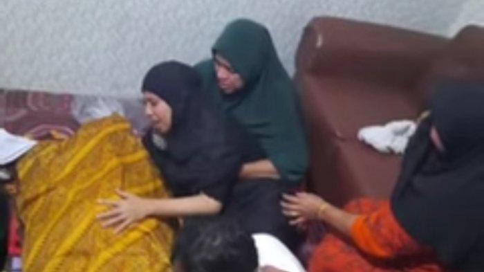 istri-ustaz-yang-tewas-ditembak-histeris-di-sisi-jenasah-suaminya-minggu-1992021.jpg