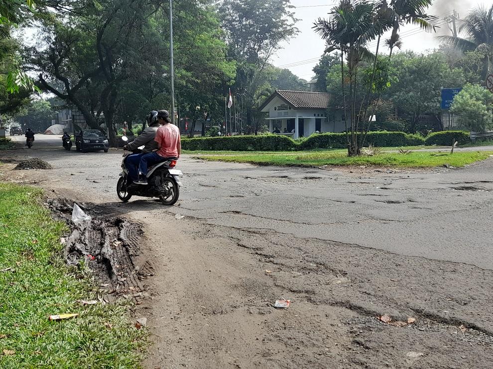 Kondisi Jalan Kranggan Bogor Memprihatinkan, Banyak Lubang Besar yang Mengancam Keselamatan
