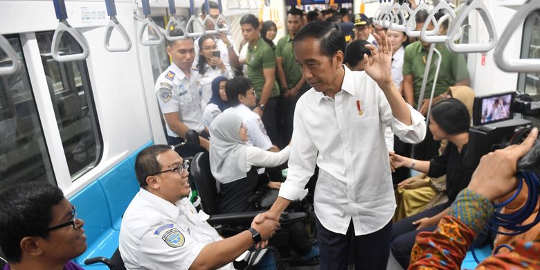 Jokowi Ajak Erick Tohir dan Wishnutama Naik MRT