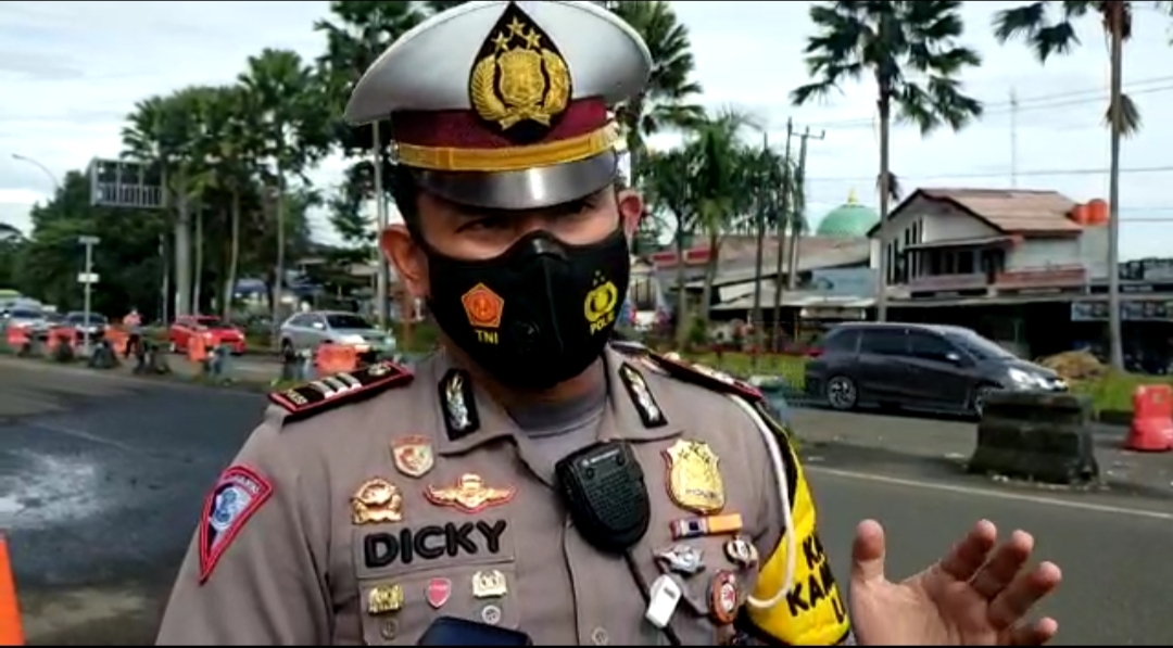 kasatlantas-saat-memberikan-keterangan-kepada-wartawan-di-simpang-gadog-sabtu-25122021.jpg