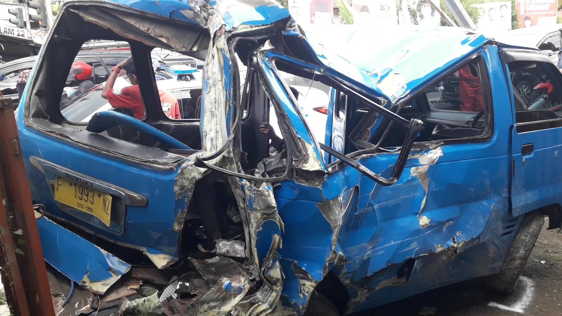 Ngeri! Penampakan Kendaraan Akibat Kecelakaan Beruntun di Puncak Bogor, Truk Hingga Angkot Ringsek