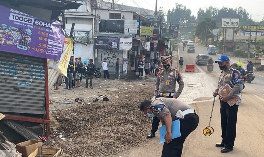kecelakaan-beruntun-yang-menewaskan-5-orang-dan-menyebabkan-7-orang-luka-di-jalan-raya-puncak.jpg