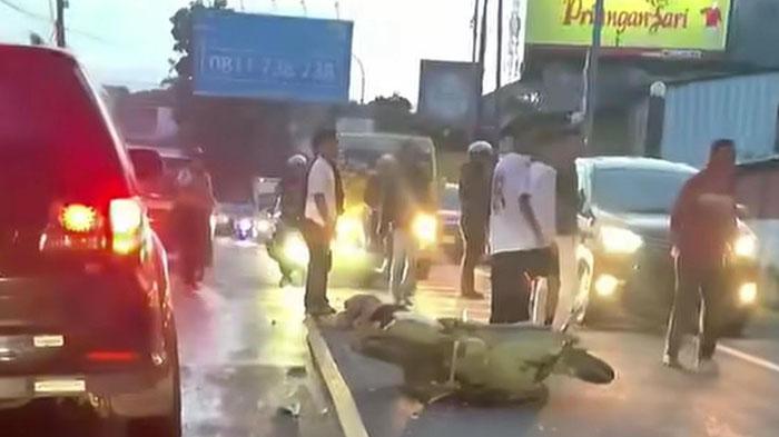 Kecelakaan di Jalur Puncak Bogor, Motor Honda Scoopy Tabrak Mobil Mitsubishi Xpander