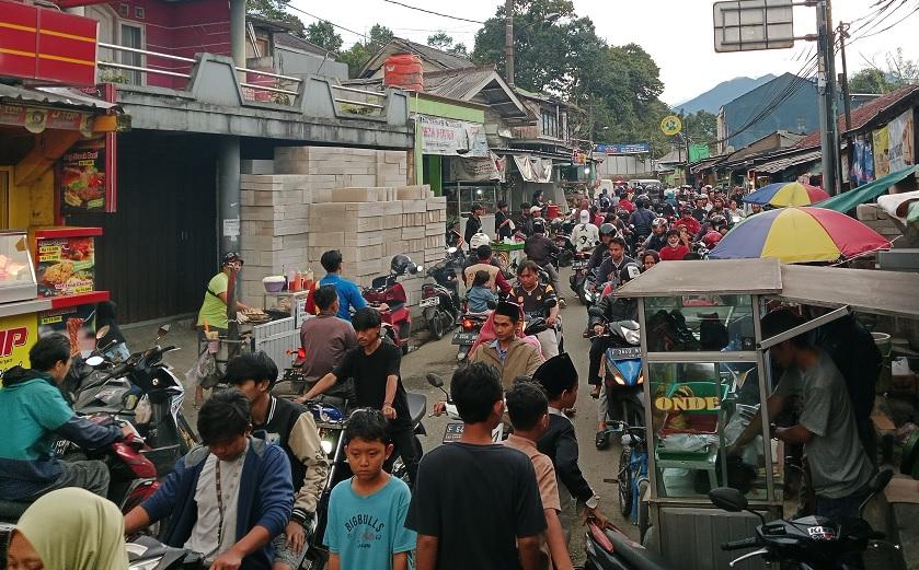 kemacetan-jalan-warung-nangka.jpg