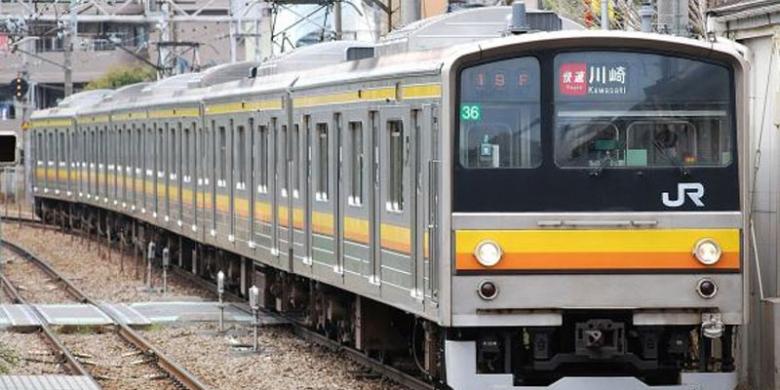 kereta-seri-205-yang-dikirimkan-dari-jepang-ke-jakarta_20151217_095024.jpg