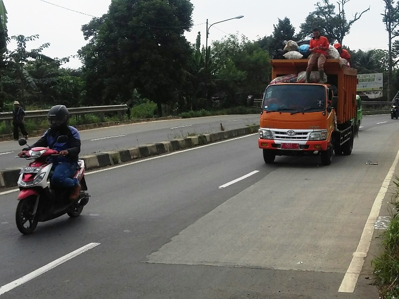 kondisi-jalan-raya-kemang-kabupaten-bogor_20160720_134156.jpg