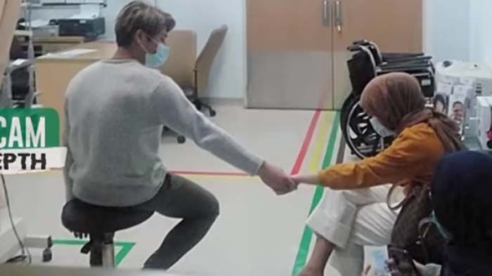 Rizky Billar Tak Henti 'Menangis' Karena Sakit Mata, Lesty Panik Enggan Lepas Tangan: Kasihan Kakak