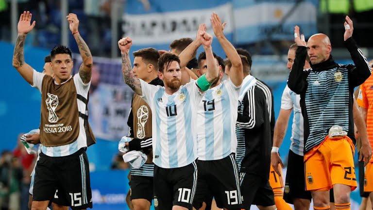 lionel-messi-dkk-rayakan-kemenangan-atas-nigeria_20180627_072701.jpg