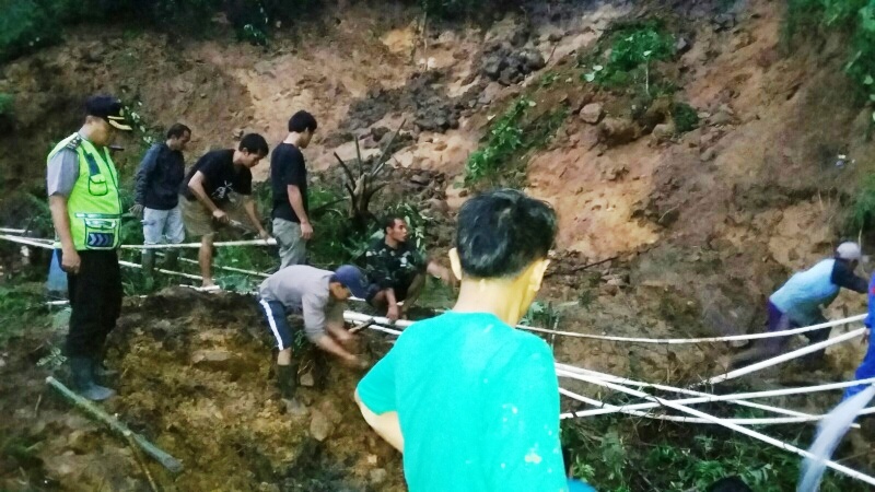 longsor-kabupaten-bogor-1_20160313_123401.jpg