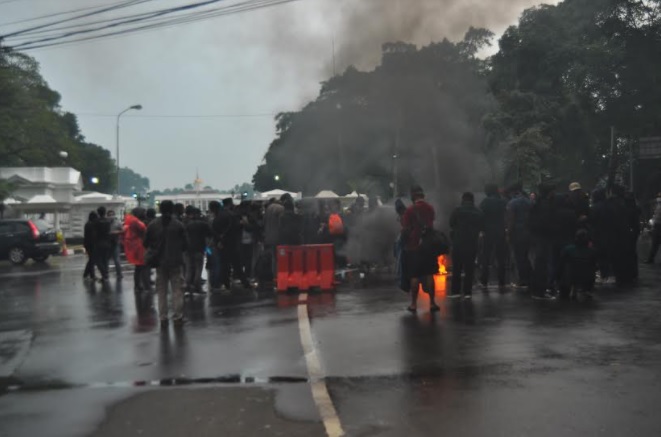 mahasiswa-bakar-ban-depan-istana-bogor123.jpg