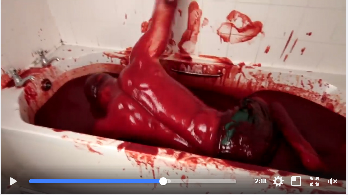 Berendam di Bathtub Penuh Cairan Pedas, Reaksi Pria Berotot Ini Bikin Netizen Ngeri