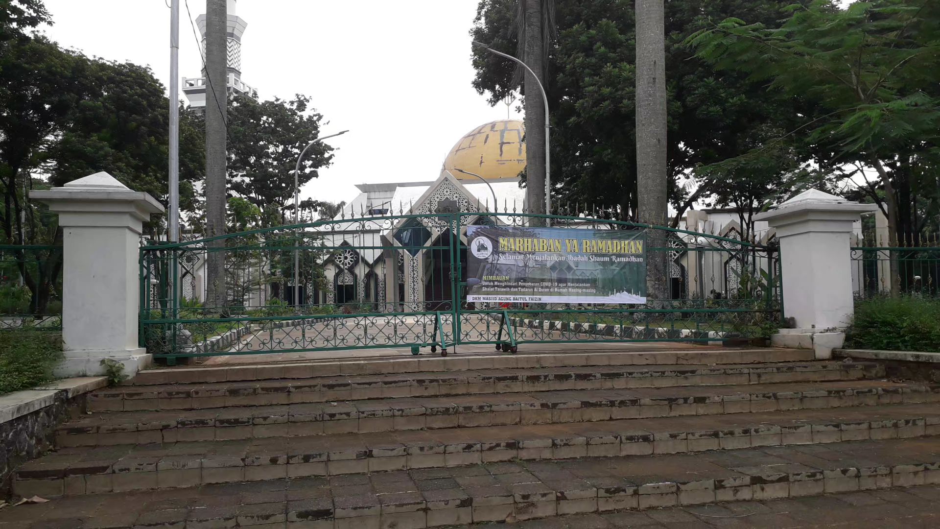 masjid-agung-baitul-faizin-sepi-di-saat-bulan-ramadhan-di-tengah-pandemi-corona.jpg