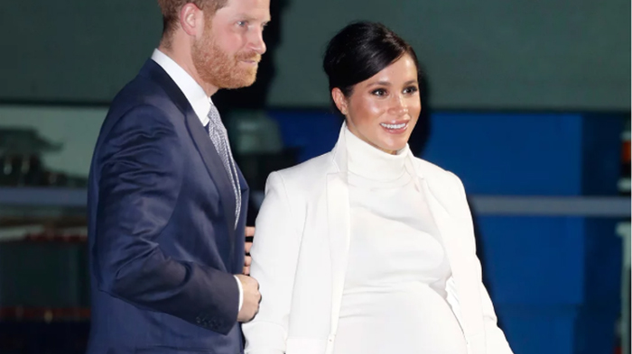 meghan-markle-memakai-busana-calvin-klein.jpg