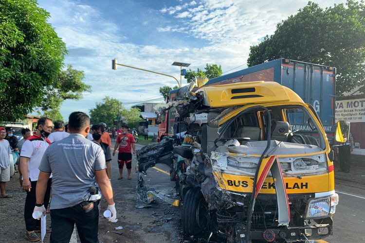 4 Orang Tewas dalam Kecelakaan Maut Minibus Vs Truk Tronton di Kediri, Sopir Melarikan Diri