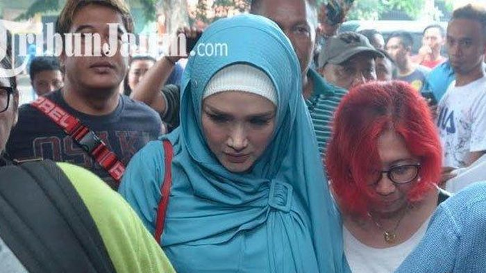 Dua Jam Jenguk Ahmad Dhani di Rutan Medaeng, Ini yang Dibicarakan Mulan Jameela Dengan Sang Suami