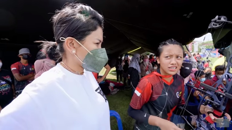 nikita-mirzani-dukung-anak-lomba-panah-internasional.jpg