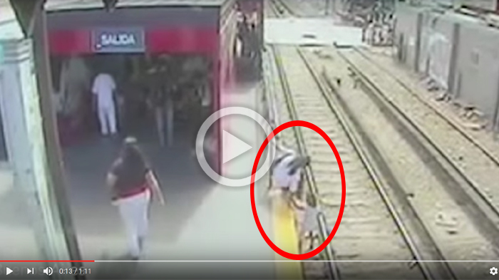 Tak Punya Uang Untuk Bayar Tiket Kereta, Ibu Ini Nyaris Kehilangan Anaknya, Videonya Bikin Deg-Degan