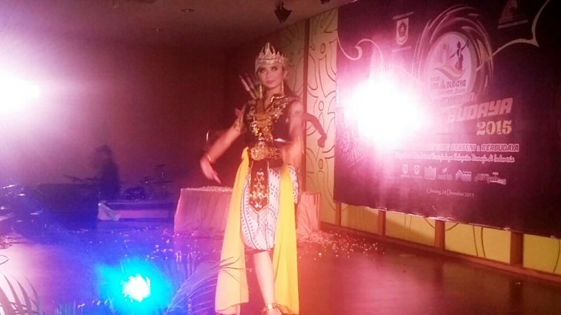 pagelaran-seni-budaya-sunda-2_20151228_153902.jpg