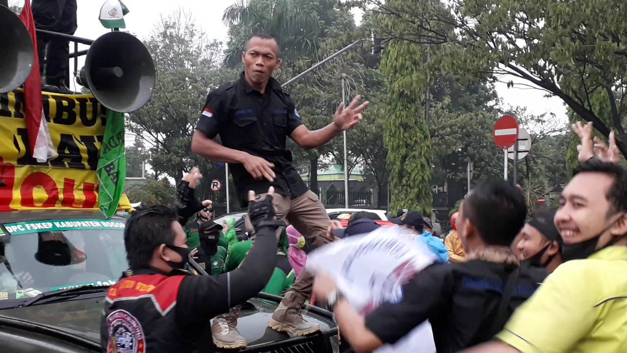 para-buruh-demo-tolak-omnibus-law-di-depan-kantor-dprd-kabupaten-bogor-berjoget.jpg