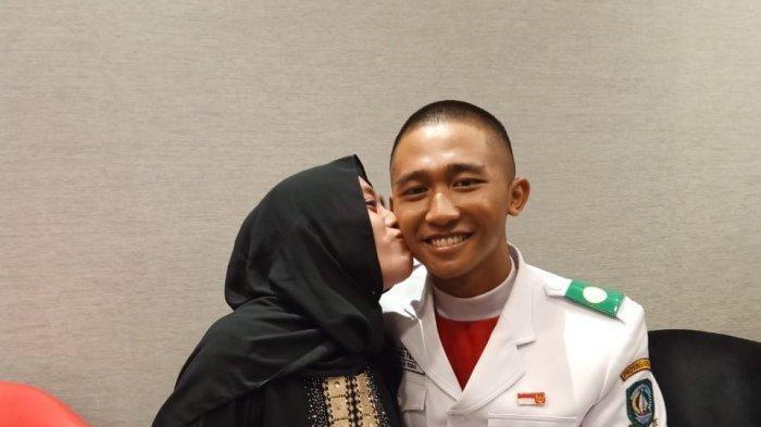 Kisah Pertemuan Kembali Paskibraka dengan Sang Ibu di Istana, 10 Tahun Tidak Bertemu