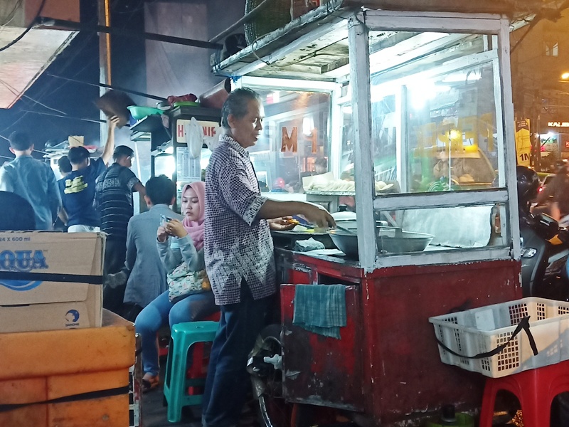 pedagang-kuliner-di-kawasan-jembatan-merah-bogor-tengah-kota-bogor.jpg