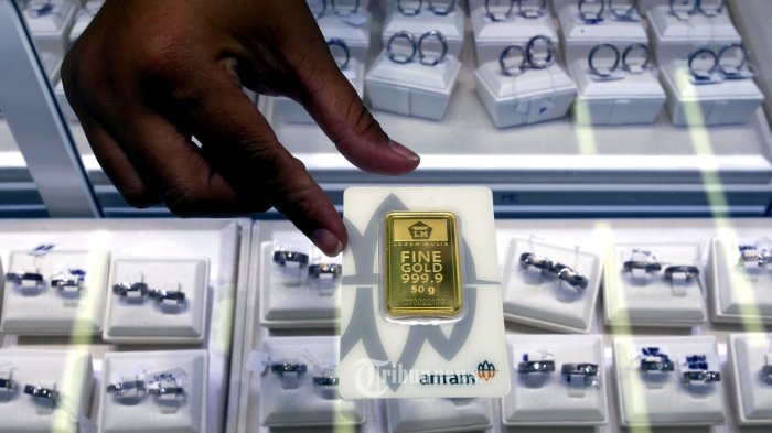 pedagang-logam-mulia-menunjukan-emas-batangan-antam-di.jpg