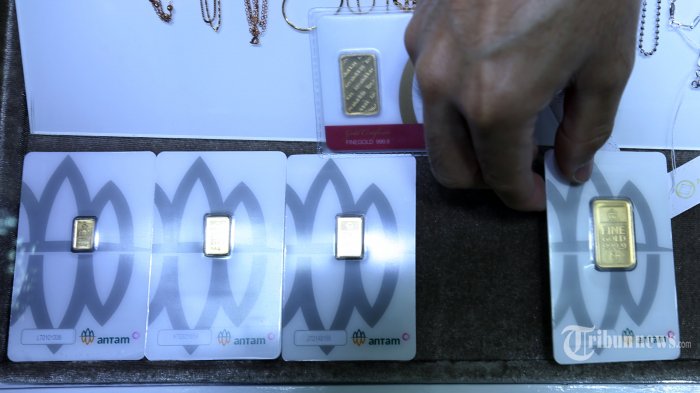pedagang-menata-emas-antam-di-jakarta-rabu-1722021.jpg