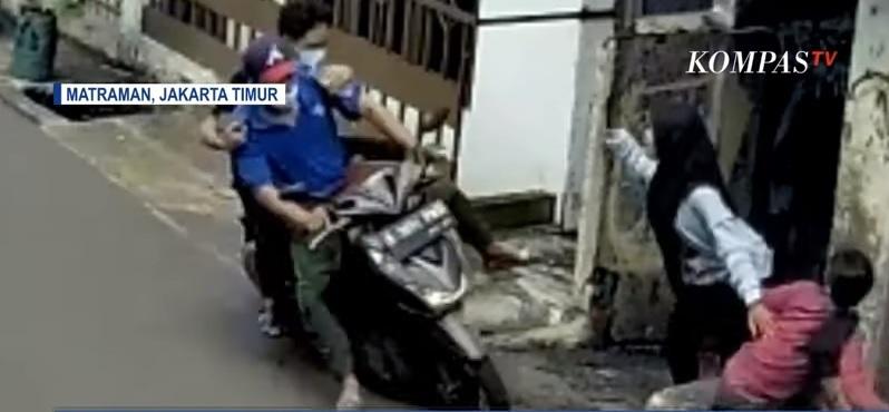 Terekam CCTV, Pelaku Penjambretan Kocar-kacir, Sandalnya Sampai Tertinggal di TKP