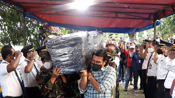 Pemakaman Kapten Mirza Pilot Rimbun Air, Rekan Seprofesi Beri Penghormatan Terakhir untuk Almarhum