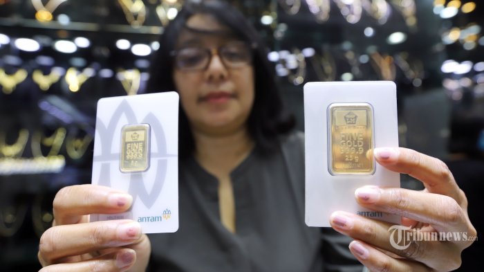 pemilik-toko-emas-menunjukkan-emas-batangan-antam.jpg