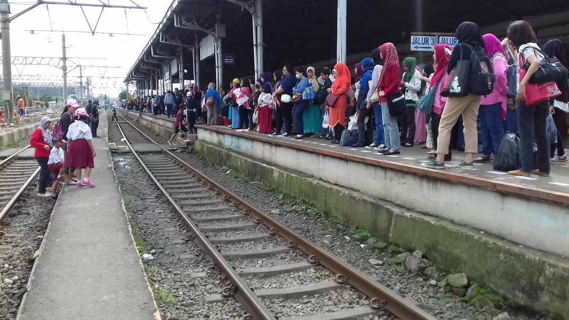 penumpang-commuter-line_20160526_102644.jpg