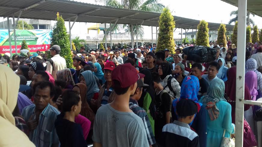 penumpang-stasiun-bogor-membludak_20160708_112152.jpg