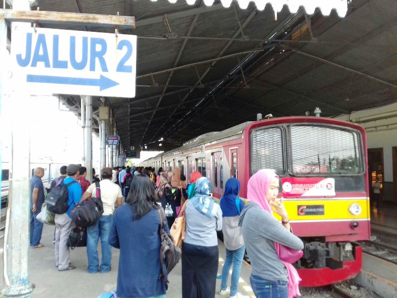 penumpukan-penumpang-stasiun-bogor-1_20151008_091215.jpg