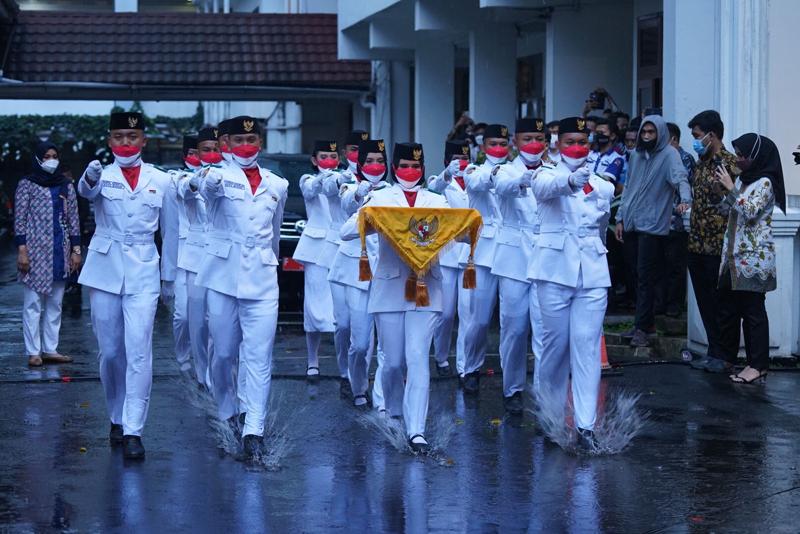 penurunan-bendera-merah-putih.jpg