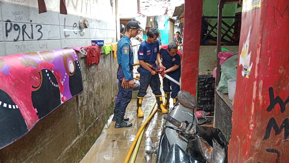 Usai Tempat Tinggalnya Diterjang Banjir, Warga Panaragan Bogor Kini Sibuk Berjibaku Bersihkan Lumpur