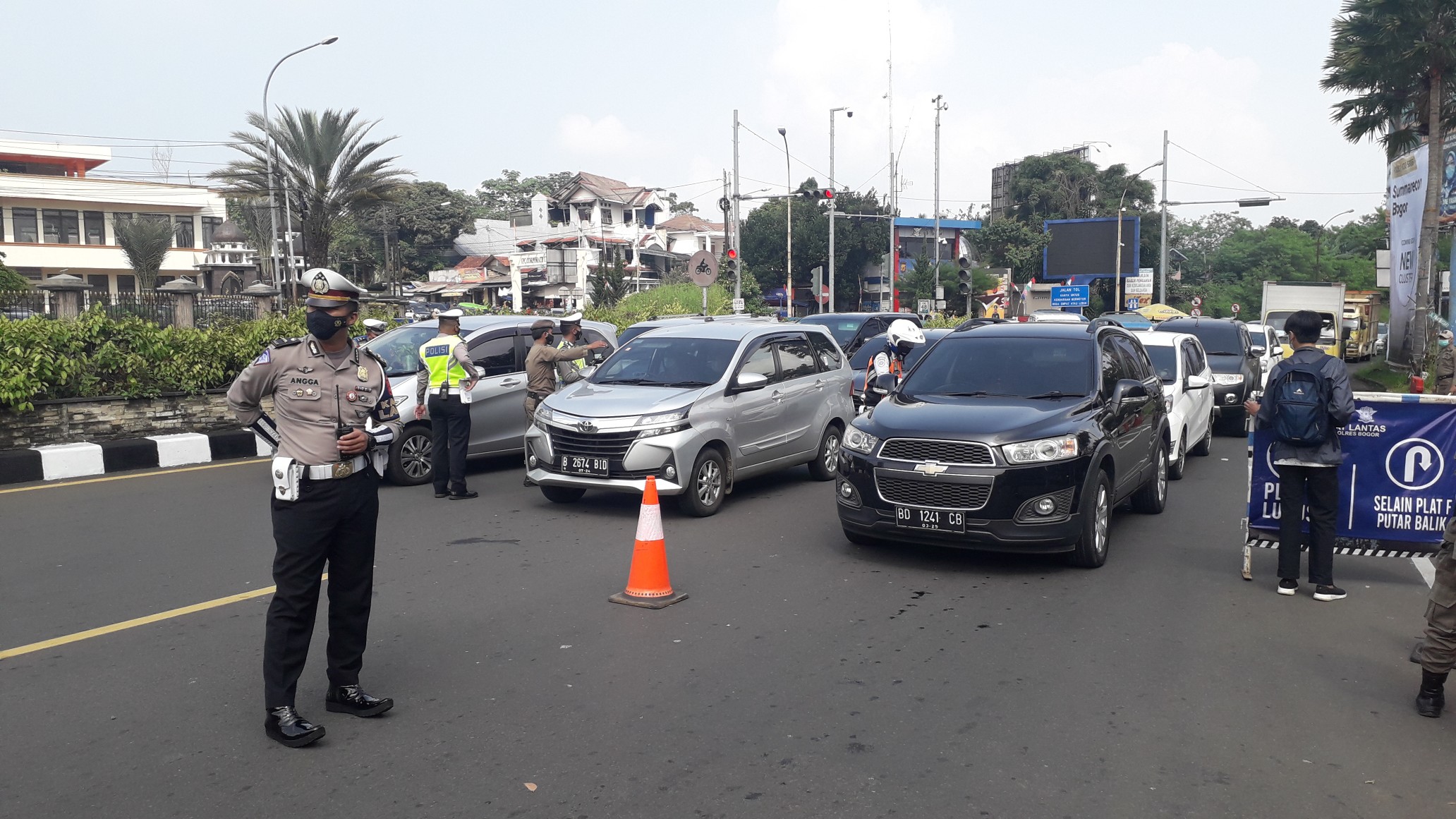 petugas-gabungan-melakukan-penyekatan-di-jalan-raya-puncak-kabupaten-bogor-selasa-162021.jpg