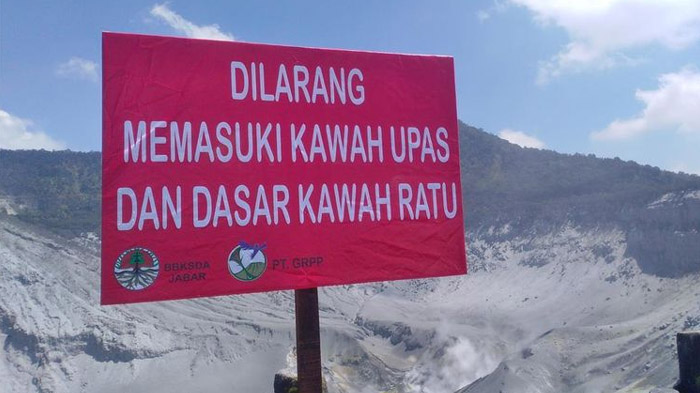 plang-larangan-masuk-ke-dalam-kawah-ratu.jpg