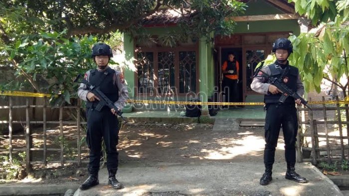 polisi-menjaga-rumah-salah-satu-terduga-terori_20180531_112501.jpg