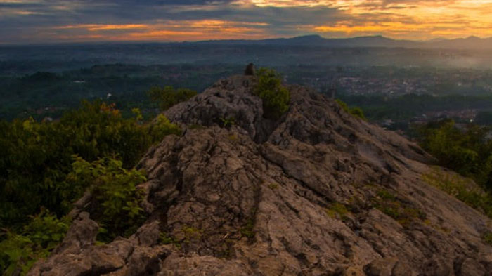 puncak-batu-roti-gunung-kapur-ciampea.jpg