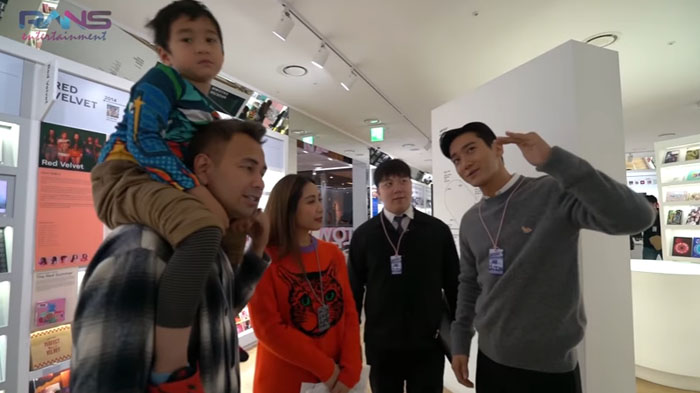 Rafathar Menolak Saat Hendak Digendong Siwon Choi, Nagita Slavina Gemas : Gw Aja Mau