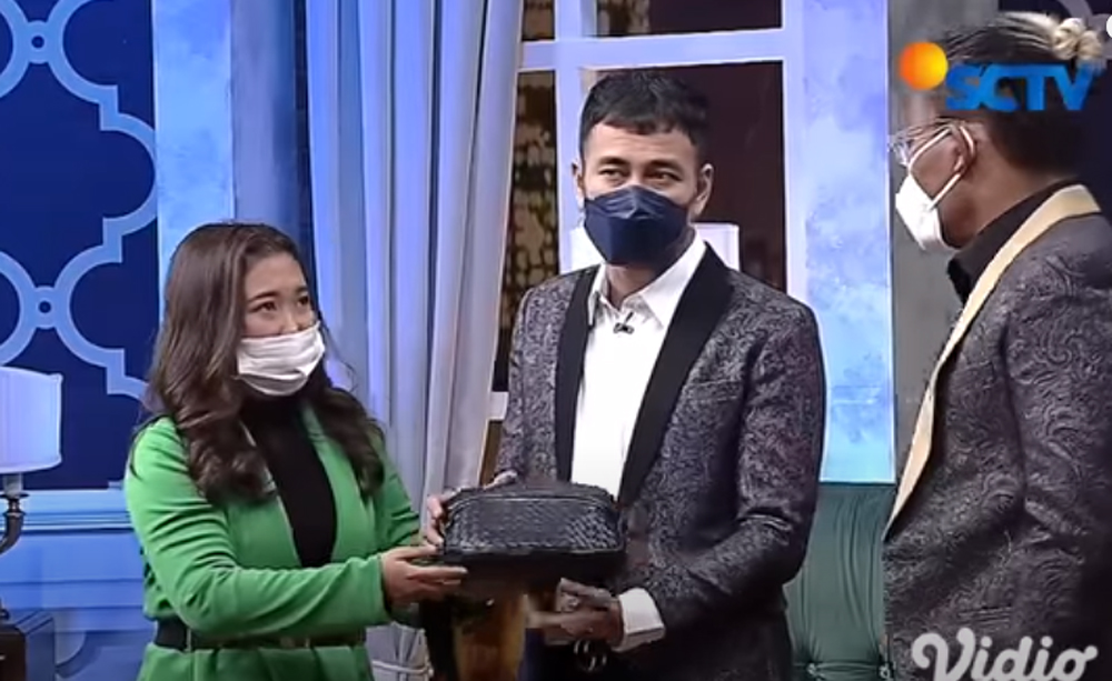 Tasnya Dibongkar Sule, Raffi Ahmad Gelagapan Sembunyikan Benda Ini dari Nagita : Jangan Bilang