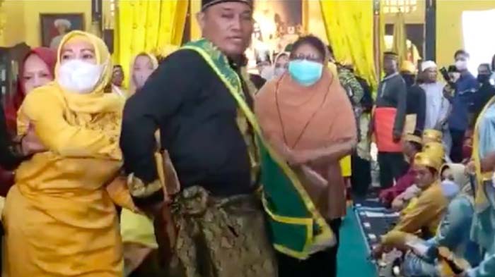 ratu-nina-istri-sah-diseret-keluar-dari-istana-saat-istri-siri-dinobatkan-jadi-maha-ratu.jpg