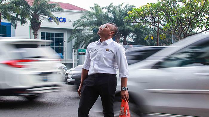 Ganggu Pandangan, Reklame Liar di Kota Bogor Dirobohkan Petugas