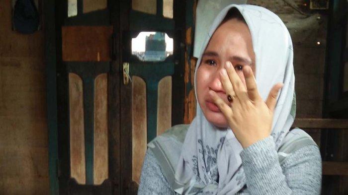 rini32-kakak-sulung-korban-tak-kuasa-menahan-airmata.jpg