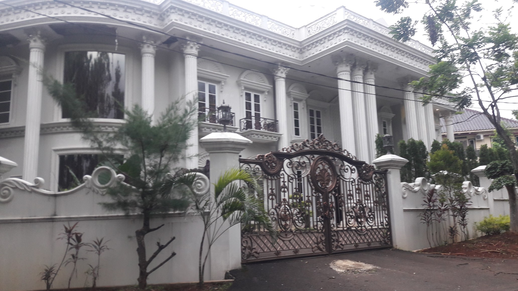 rumah-mewah-milik-bos-first-travel-di-sentul-city-kabupaten-bogor-1.jpg