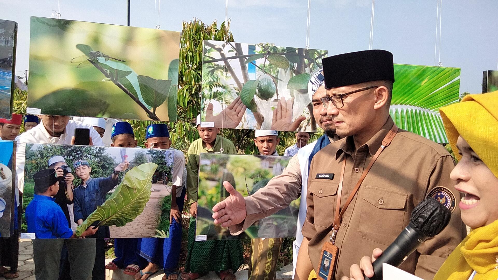sandiaga-uno-pameran-santri.jpg