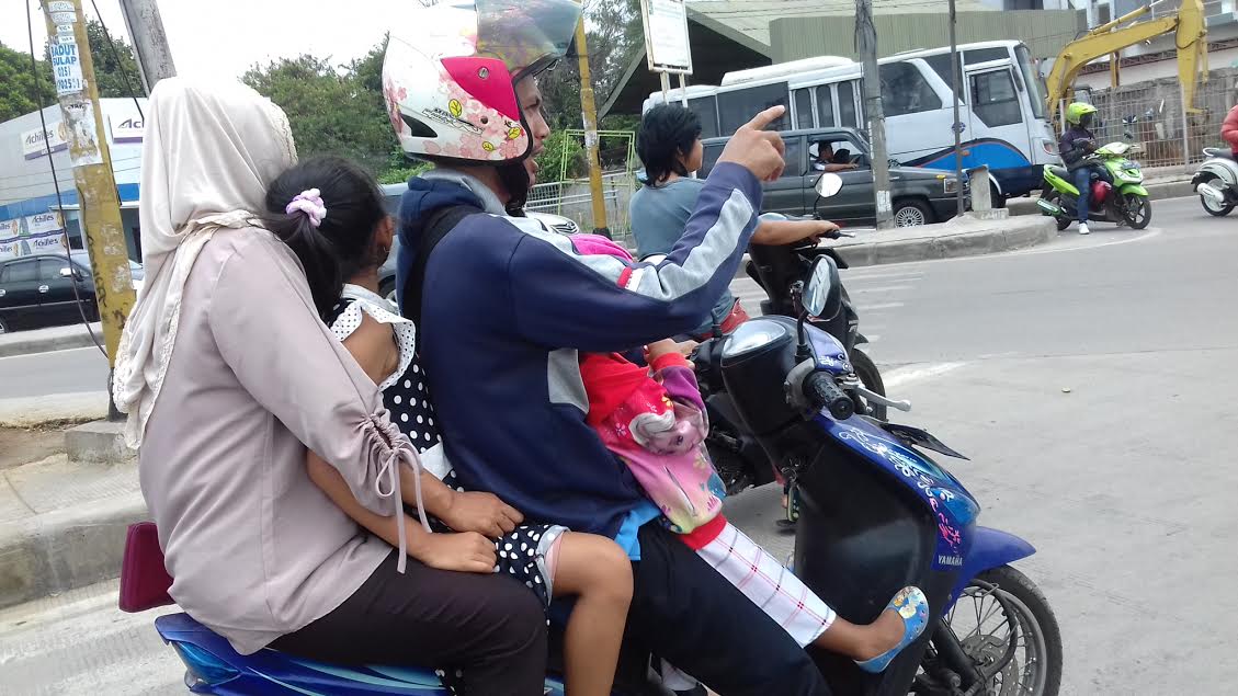 satu-motor-empat-penumpang_20151011_133126.jpg