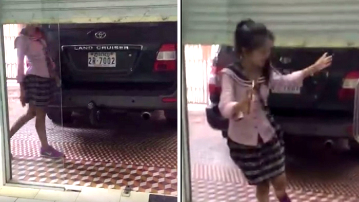 Siswi Cantik Berjalan di Balik Rolling Door, Kejadin Berikutnya Sungguh Menyakitkan