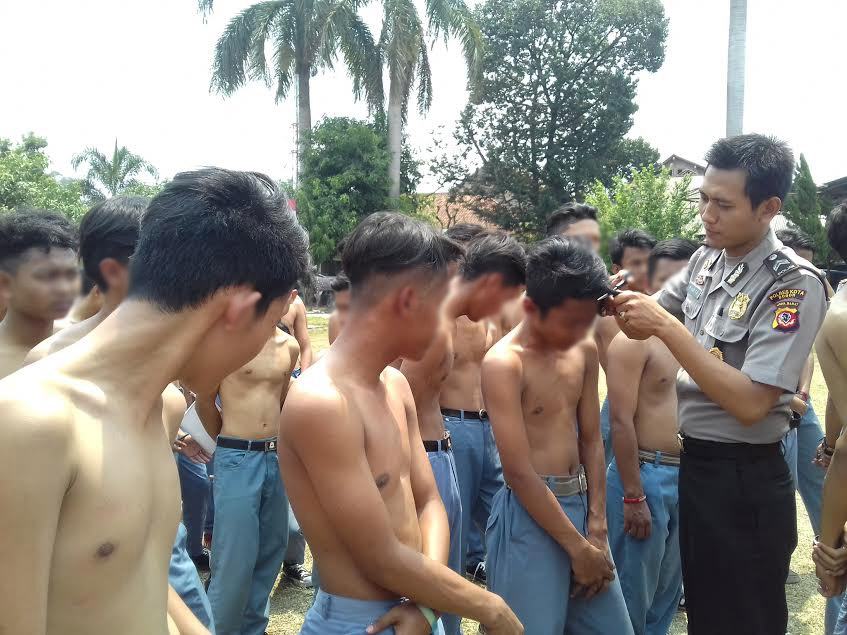 siswa-dicukur-polisi_20151005_150529.jpg